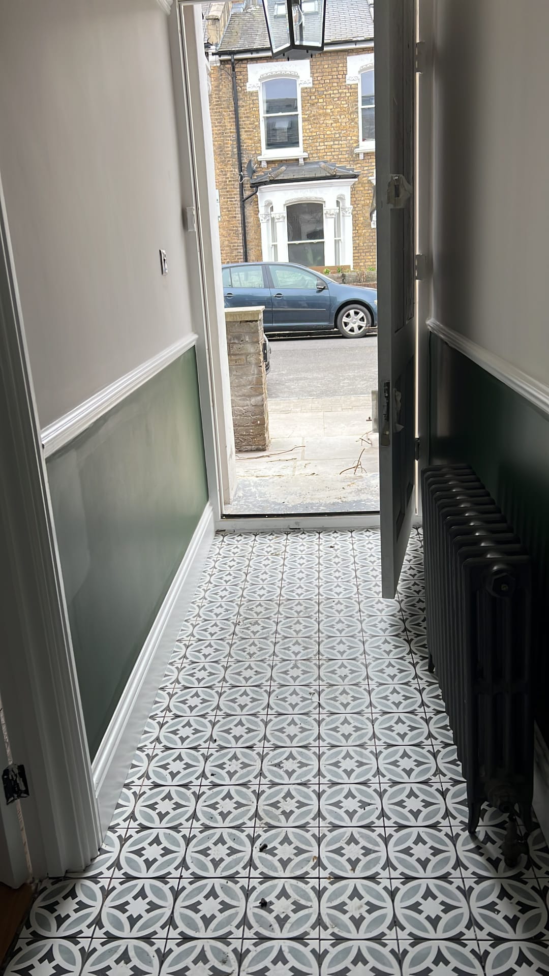 Premium interior painting with elegant ceiling detail in London home